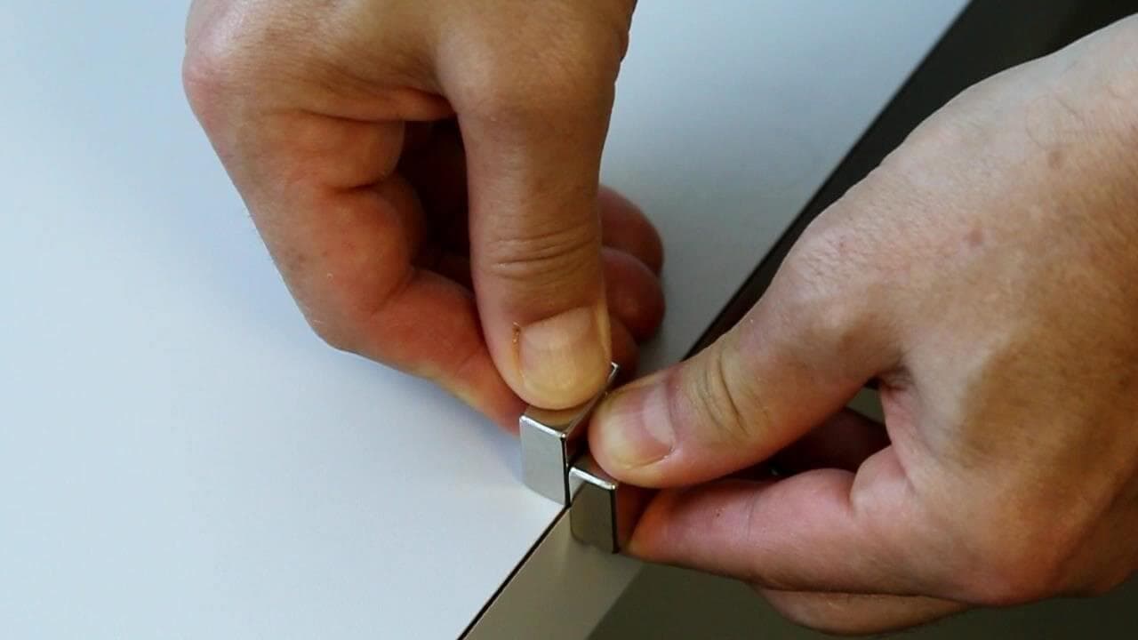 چگونه دو آهنربای قوی چسبیده به هم را جدا کنیم